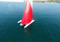 trimarano naviga a vela con gennaker neel 45